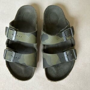 Kids Birkenstock Arizona slides sz 32 kids 1- 1.5 camo